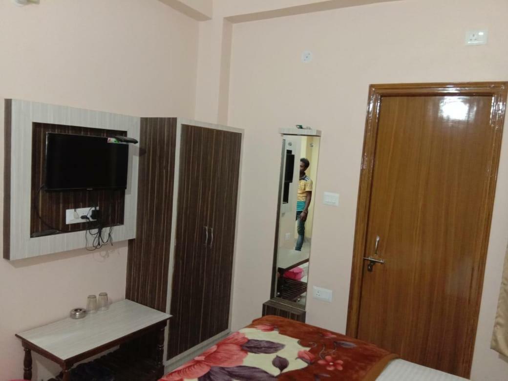 Adb Rooms Hotel De Pal Varanasi Exterior foto